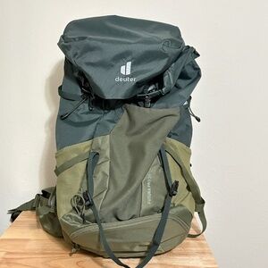 Deuter Futura Pro 36 Hiking and Trekking Backpack - Ivy / Khaki